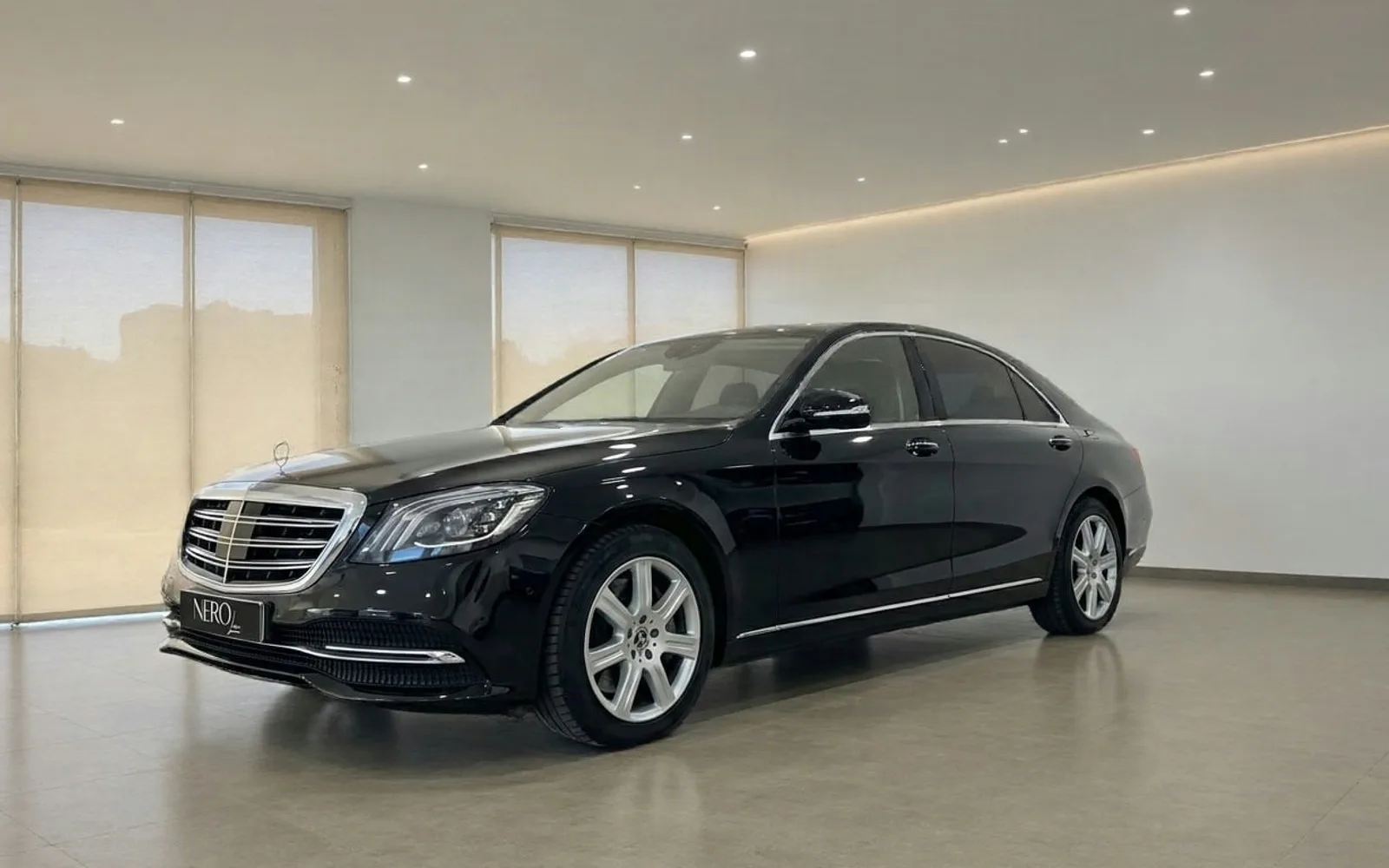 Mercedes-Benz S 600 L GUARD – Zurich Showroom The gloss black Mercedes-Benz S 600 L GUARD is parked at a slight angle in a modern showroom in Zurich.