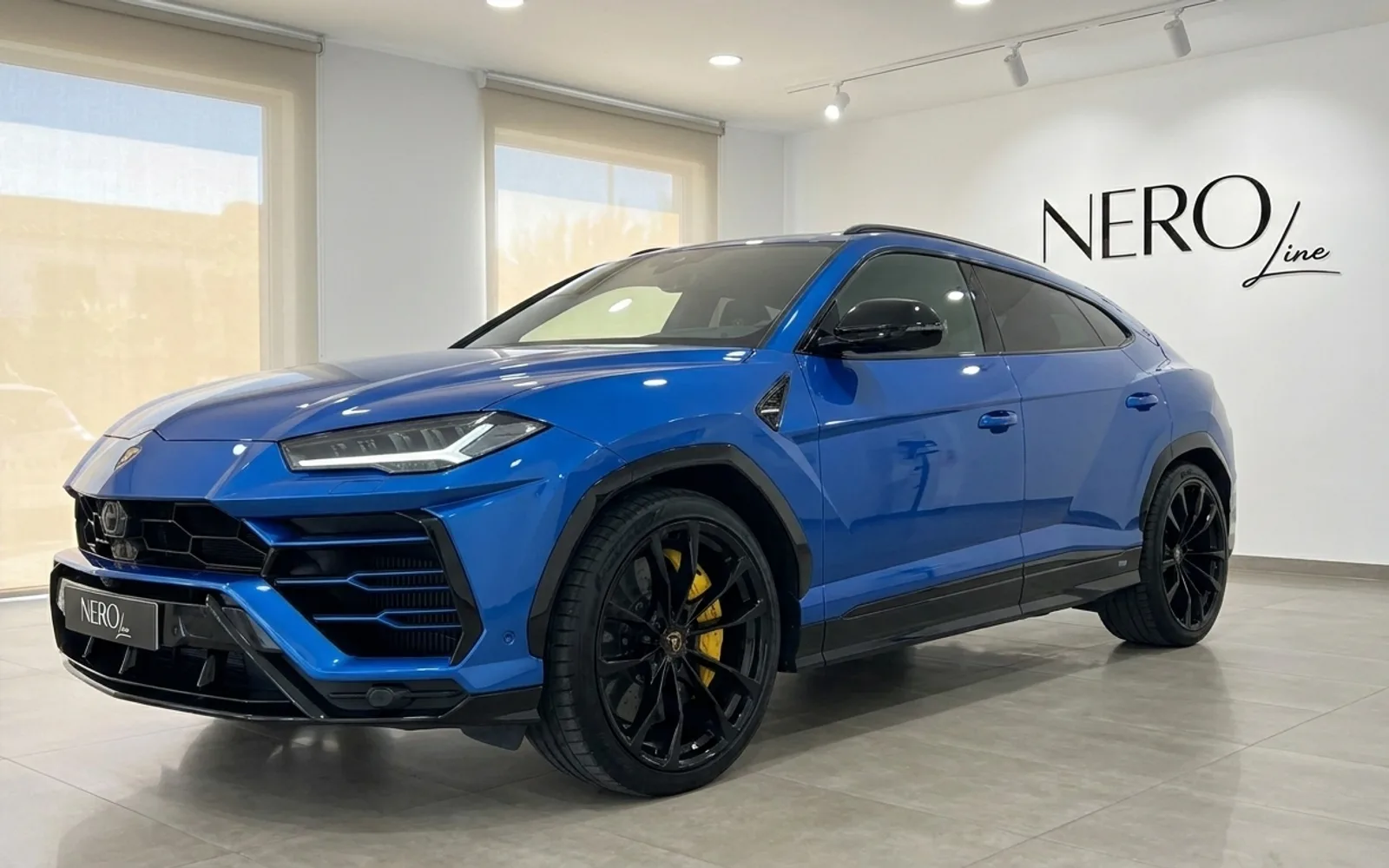 イビサで、グロスメタリックブルーの2021年型ランボルギーニ ウルスが、ダイナミックなフロントクォータービューを披露しています。