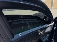 メルセデス・ベンツ S 600 L GUARDの開いた後部ドアが、マドリードでその装甲窓と豪華な内装パネルを現しています。