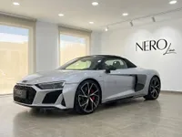 은색 2021년형 아우디 R8 스파이더 퍼포먼스 컨버터블이 이비자 밝은 전시장에서 전면 쿼터 앵글로 전시되어 있습니다.