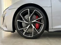 이비자에서 촬영된 글로스 실버 Audi R8 Spider Performance의 전면 휠, 검은색/은색 림과 빨간색 브레이크 캘리퍼를 보여줍니다.