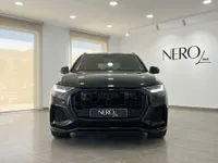 광택 있는 검은색 2021년형 아우디 RS Q8 고성능 SUV가 이비자 실내에서 정면으로 전시되어 있습니다.