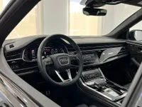 이비자에 있는 Audi RS Q8의 고급스러운 실내로, 스티어링 휠, 디지털 대시보드 및 중앙 콘솔을 보여줍니다.