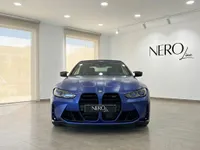 El BMW M4 Competition Cabrio azul Frozen Portimao mate se muestra de frente en un showroom de lujo en Ibiza.