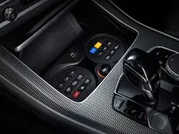 マドリードにあるBMW X5 Mアーマードのセンターコンソールのクローズアップ。統合されたセキュリティコントロールパネルとギアセレクターが見える。