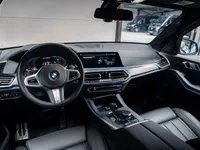 マドリードにあるBMW X5 M Armoredの豪華な内装。モダンなコックピット、ステアリングホイール、センターコンソールを展示。