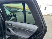 BMW X5 Mアーマードの豪華な後部ドア内装とダークティントウィンドウ、マドリードでプレミアム素材を展示。
