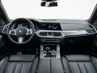 2025年型BMW X5 Mアーマードの豪華な内装、先進的なダッシュボード、ステアリングホイール、黒い革製シートがマドリードで特徴的です。