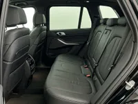 マドリードにあるBMW X5 M Armoredの豪華な黒革リアシートと広々とした充実した内装の眺め。