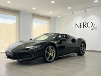 세련된 유광 블랙 페라리 296 GTS 컨버터블이 네로 라인 로고가 있는 현대적인 쇼룸에 전시되어 있으며, 이비자에서 대여 가능합니다.