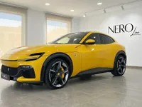 鮮やかな黄色のフェラーリプロサングエが、アリカンテのモダンなショールーム内で前方斜めから展示されています。