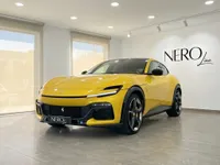 黄色のフェラーリプロサングエが、アリカンテの明るいショールームで前方斜めから展示されています。