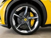 フェラーリプロサングの前輪のクローズアップ。マルチスポークリムと鮮やかな黄色のブレーキキャリパーがアリカンテで特徴的です。