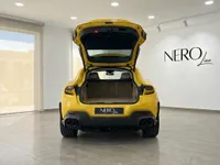 アリカンテのショールーム内で、テールゲートが開いて広々としたトランクが見える黄色のフェラーリプロサングエの後部。