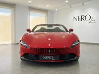 붉은색 2024년형 페라리 로마 스파이더 컨버터블이 이비자 쇼룸에서 정면으로 보입니다.