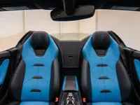 The luxurious blue and black leather interior of the Lamborghini Huracán Spyder, showcasing the seats and central console in Zurich.