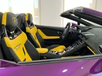 イビサにあるランボルギーニ ウラカン EVO スパイダーの豪華な内装。鮮やかな黄と黒のレザーシートとダッシュボードのディテールが特徴です。