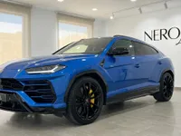 イビサで、グロスメタリックブルーの2021年型ランボルギーニ ウルスが、ダイナミックなフロントクォータービューを披露しています。