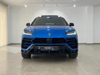鮮やかな青のランボルギーニ ウルスが、イビサの明るくモダンなショールームで正面から展示されています。