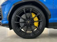 イビサにある青いランボルギーニ ウルスの前輪。黒いマルチスポークリムと鮮やかな黄色のブレーキキャリパーが特徴です。