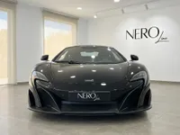 光沢のある黒いマクラーレン650S MSOスーパーカーが、マドリードの明るいショールームで正面から目立つように展示されています。