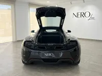 黒いマクラーレン650S MSOが、エンジンベイを開けた状態で後方から写されており、マドリードのショールームに駐車されています。