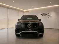 صورة توضيحية مولّدة بالذكاء الاصطناعي للطراز المدرج؛ وليست صورة للمركبة المخصّصة أو لمعرض فعلي تابع لـ Nero Line. أكّد المركبة المحددة كتابةً.