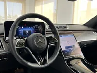 The luxurious interior of the Mercedes-Benz S 450 4MATIC in Alicante, showing the steering wheel, digital display, and central infotainment screen.