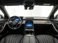 The luxurious interior of the Mercedes-Benz S 450 4MATIC in Alicante, featuring its advanced digital cockpit, central infotainment screen, and elegant black leather seats.