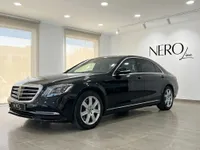 黒いメルセデス・ベンツS 600 L GUARD高級装甲セダンが、マドリードの明るいショールームで前方斜めから展示されています。