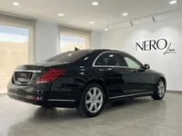 光沢のある黒い装甲セダン、メルセデス・ベンツ S 600 L GUARDが、マドリードのショールームで後方3/4の角度で駐車されています。