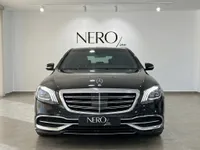 黒いメルセデス・ベンツS 600 L GUARDが正面から捉えられ、マドリードのショールームでグリルとヘッドライトを披露しています。