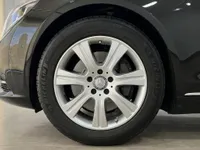 マドリードで撮影された、メルセデス・ベンツ S 600 L GUARDの光沢のある黒いボディと前輪の一部。