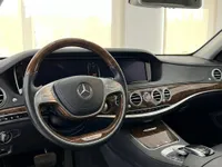 マドリードにあるメルセデス・ベンツ S 600 L GUARDのインテリア。ステアリングホイール、ダッシュボード、豪華なウッドトリムが特徴です。
