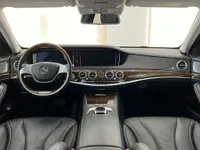 マドリードのメルセデス・ベンツS 600 L GUARDのインテリアは、豪華なダッシュボード、ステアリングホイール、黒い革製フロントシートが特徴です。