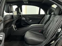 マドリードのメルセデス・ベンツS 600 L GUARDの後部エグゼクティブキャビン。豪華な黒革シート、インフォテインメントスクリーン、ウッドトリムが特徴です。