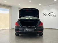 マドリードにある黒いメルセデス・ベンツS 600 L GUARDの後部ビュー。開いたトランクとエレガントなデザインが特徴です。