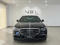 黒いメルセデス・ベンツ S 680 ガードがマドリードのショールームで正面から目立つように展示されています。