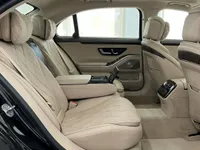 マドリードにあるメルセデス・ベンツ S 680 ガードの豪華な後部インテリア。ベージュのキルティングレザーシートとセンターコンソールが特徴です。