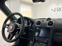 مقصورة قيادة بورش 718 كايمان GT4 RS في أليكانتي، إسبانيا، وتتميز بعجلة القيادة ولوحة القيادة المصنوعة من الكانتارا.