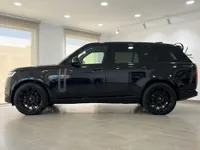 2023年型レンジローバー LWB P530 オートバイオグラフィーのグロスサントリーニブラックが、マドリードのショールームでその洗練されたサイドプロファイルから展示されています。