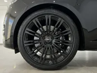 マドリードにあるグロスサントリーニブラックのレンジローバー LWB P530 Autobiographyのフロントホイール、光沢のあるブラックアロイリムとブレンボブレーキキャリパー。