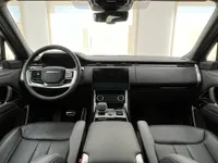 マドリードにあるレンジローバー LWB P530 オートバイオグラフィーの豪華な黒い革の内装とダッシュボード。