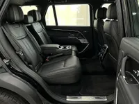 マドリードで利用可能なRange Rover LWB P530 Autobiographyの豪華な黒革後部内装、快適な座席と中央アームレストが特徴です。