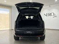 黒いレンジローバー ヴォーグ オートバイオグラフィーが、トランクを開けた状態でマドリードのショールームに駐車されている後方からの眺め。
