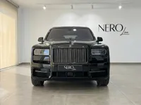 光沢のある黒の2022年型ロールス・ロイス カリナンが、イビサのショールームで正面から展示されています。