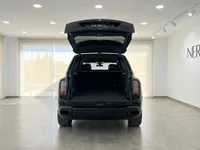 イビサにある黒いロールス・ロイス カリナンを後方から見たところ、広々としたトランクが開いています。