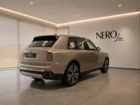 掲載モデルを示すAI生成のイメージです。割り当て車両やNero Lineの実在するショールームを撮影したものではありません。実車両を書面でご確認ください。
