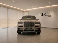 掲載モデルを示すAI生成のイメージです。割り当て車両やNero Lineの実在するショールームを撮影したものではありません。実車両を書面でご確認ください。