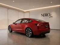 掲載モデルを示すAI生成のイメージです。割り当て車両やNero Lineの実在するショールームを撮影したものではありません。実車両を書面でご確認ください。